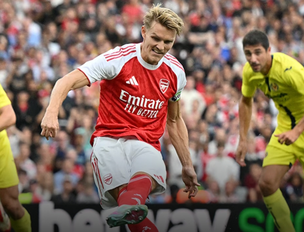 Kapten Arsenal, Martin Odegaard, mencetak gol dari titik putih saat timnya menghadapi Villarreal di laga uji coba. (Foto: Arsenal)