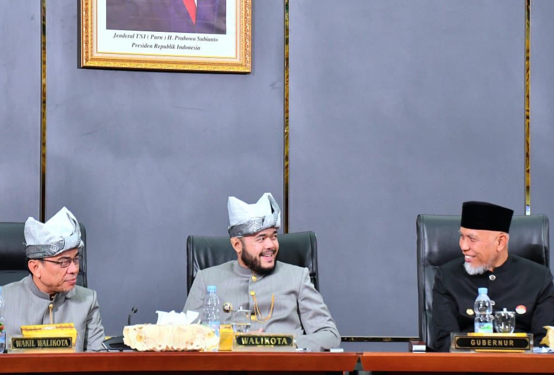 Wali Kota Padang Fadly Amran (tengah) bersama Gubernur Mahyeldi (kanan) dan Wawako Maigus Nasir saat Rapat Paripurna Istimewa di Gedung DPRD Padang, Kamis (7/8/2025). (Foto: Prokopim)