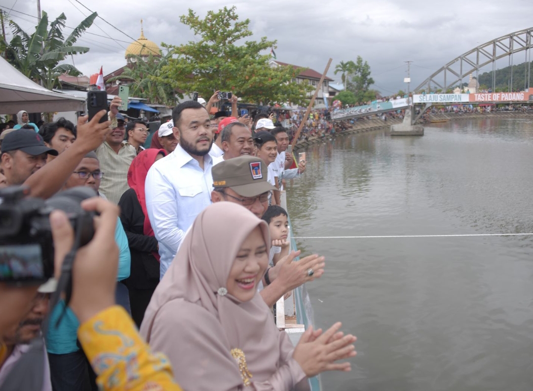 Wali Kota Padang, Fadly Amran (baju putih) bersama warga menyaksikan Selaju Sampan di Batang Arau, Kamis (7/8/2025). (Foto: Prokopim)