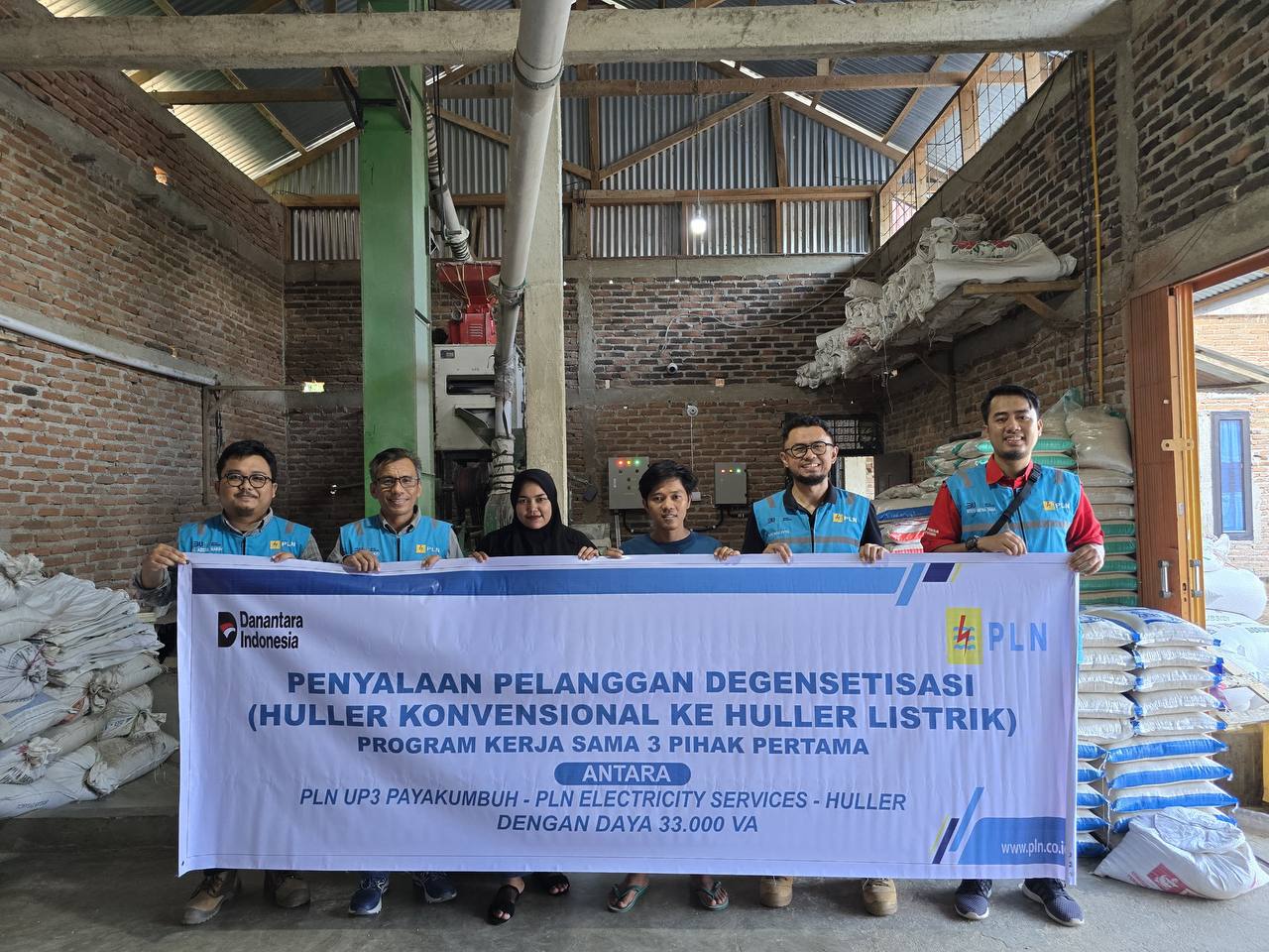 PLN UP3 Payakumbuh nyalakan Huller Listrik Welky 33 kVA di Tanahdatar, dorong efisiensi, dan mengurangi emisi.