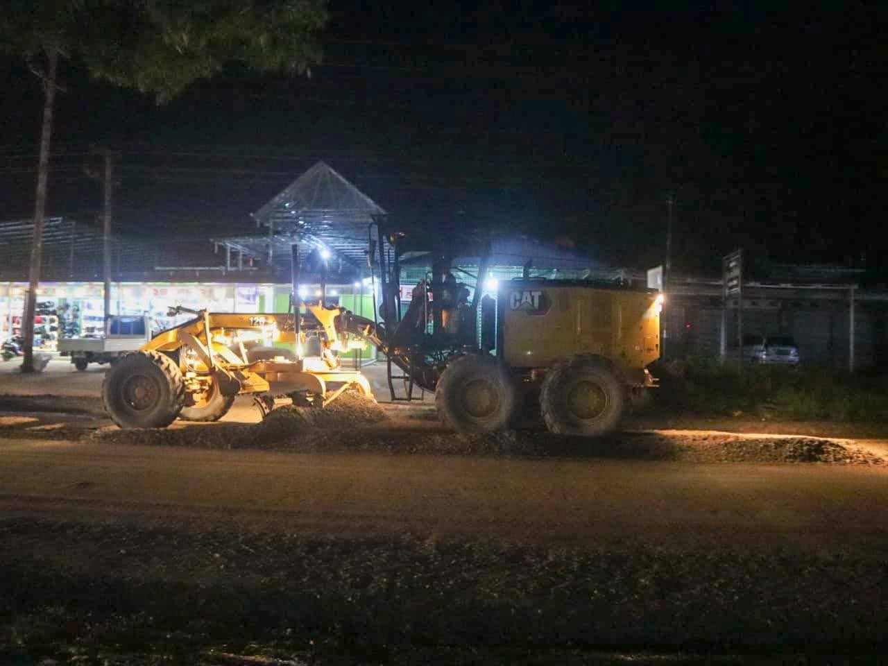 DIKEBUT: Terlihat alat berat sedang bekerja memperbaiki jalan nasional di Kabupaten Dharmasraya beberapa waktu lalu.(PEMKAB DHARMASRAYA UNTUK PADEK)