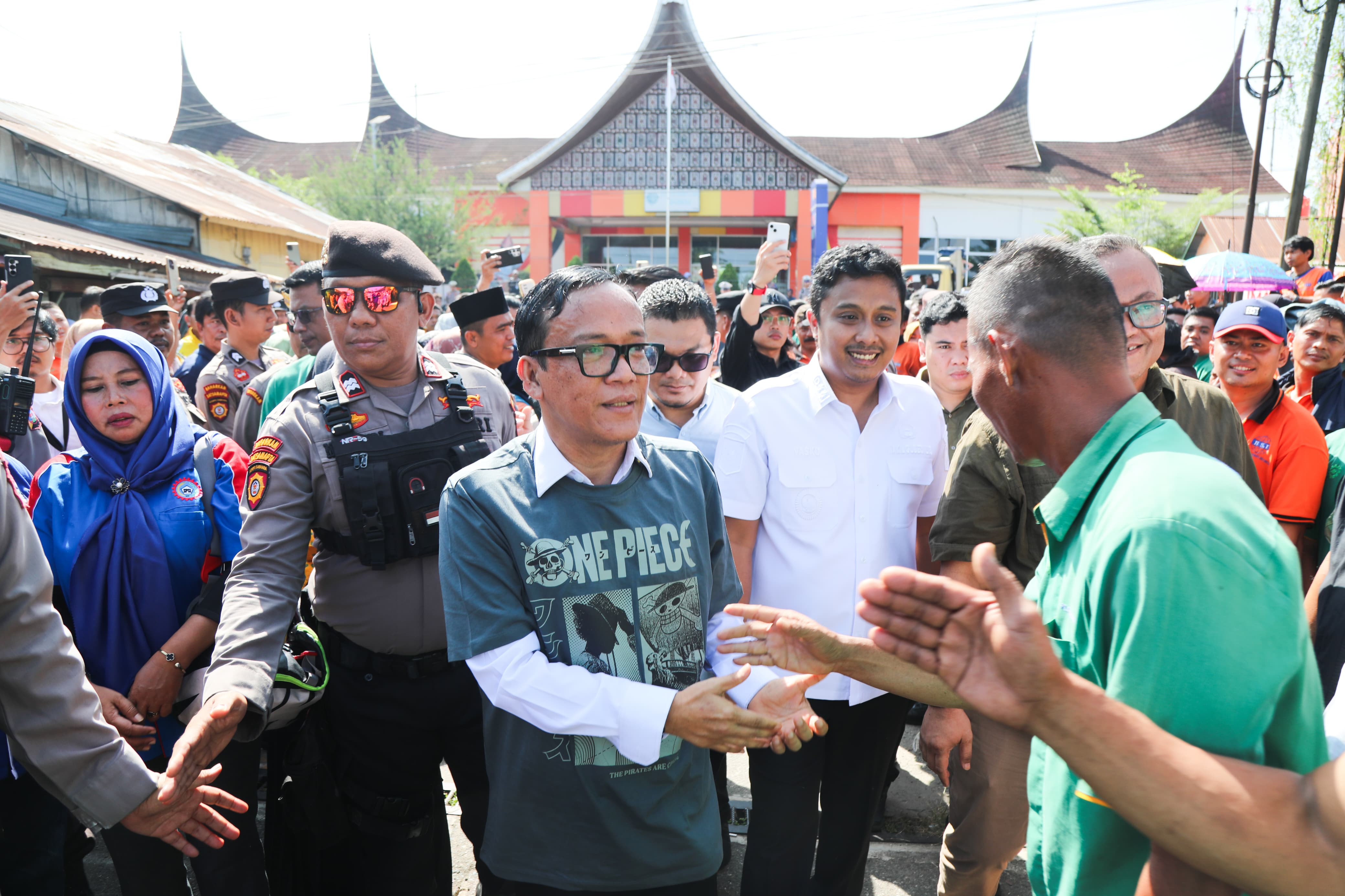 Wamenaker Immanuel Ebenezer dan Wagub Sumbar Vasko Ruseimy hadir di tengah aksi damai ratusan karyawan PT Bumi Sarimas Indonesia, di Kasang, Kamis (7/8/2025).