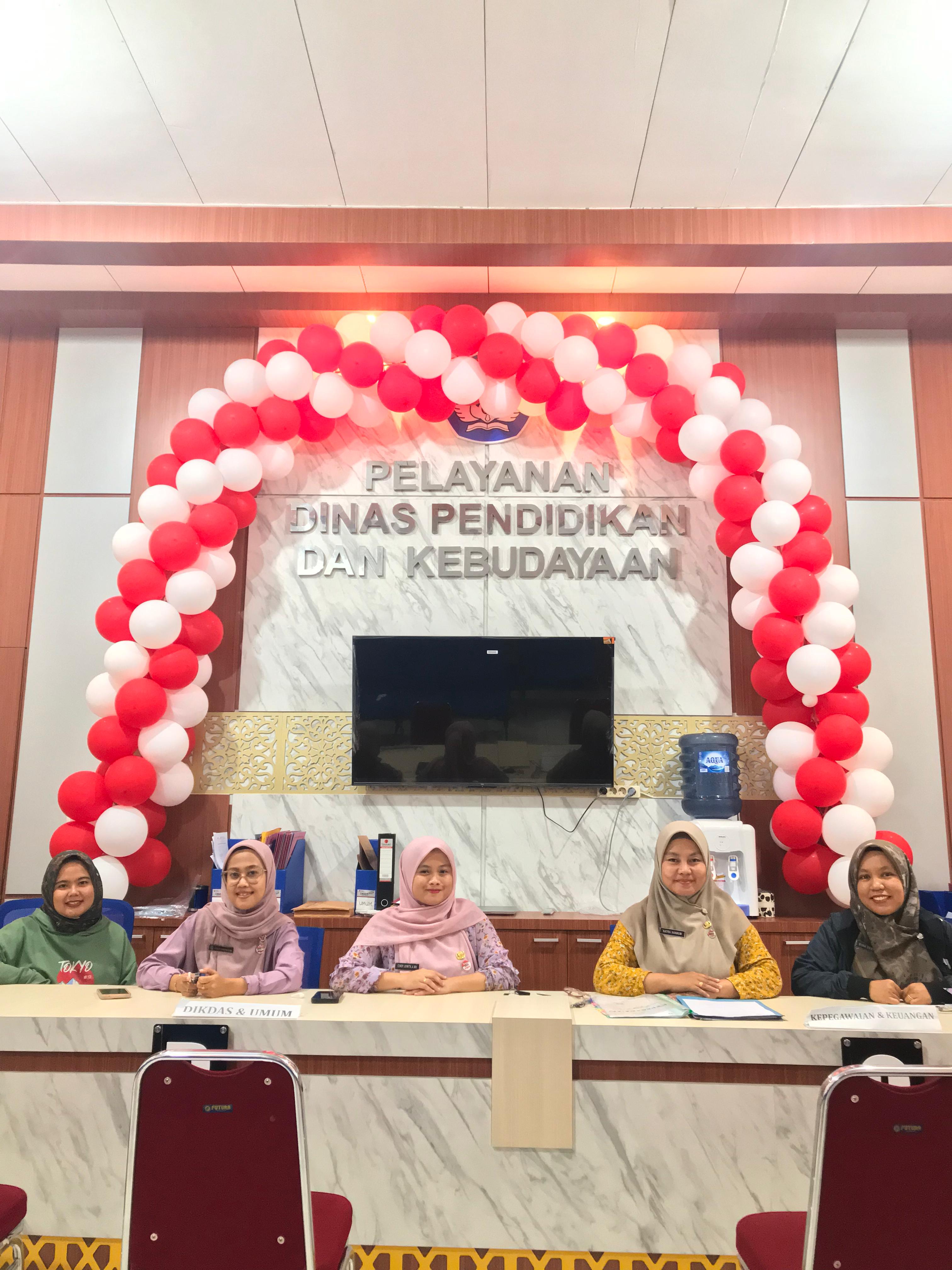 Disdikbud Kota Padang kembali membuat terobosan di bidang pelayanan publik dengan meluncurkan sistem Surat Izin Berbasis Online.