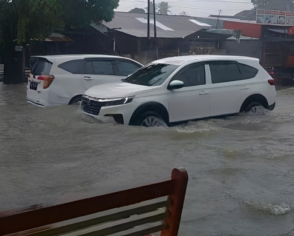 Banjir di Jalan Gajah Mada, Alai Parak Kopi, Kecamatan Padang Utara, Kota Padang, Jumat (8/8/2025) sore.