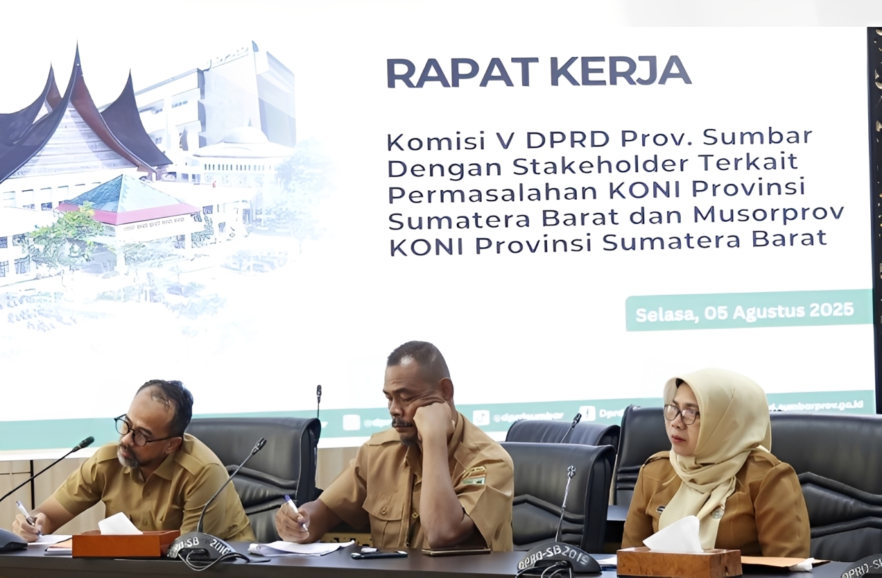 Kepala Dispora Sumbar, Maifrizon (kiri)