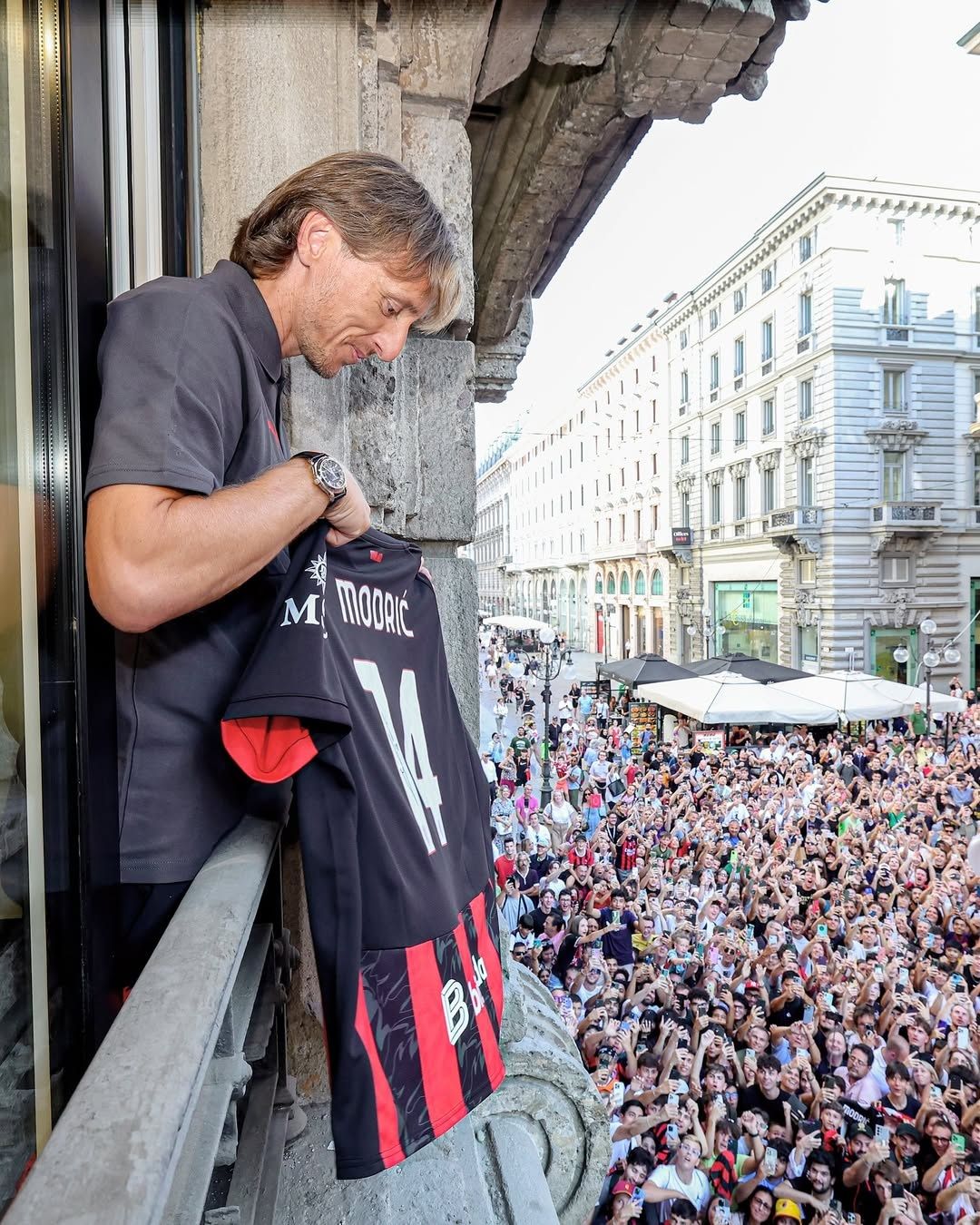 Gelandang baru AC Milan, Luka Modric, menyapa fans di store klub di Milan kemarin (5/8).