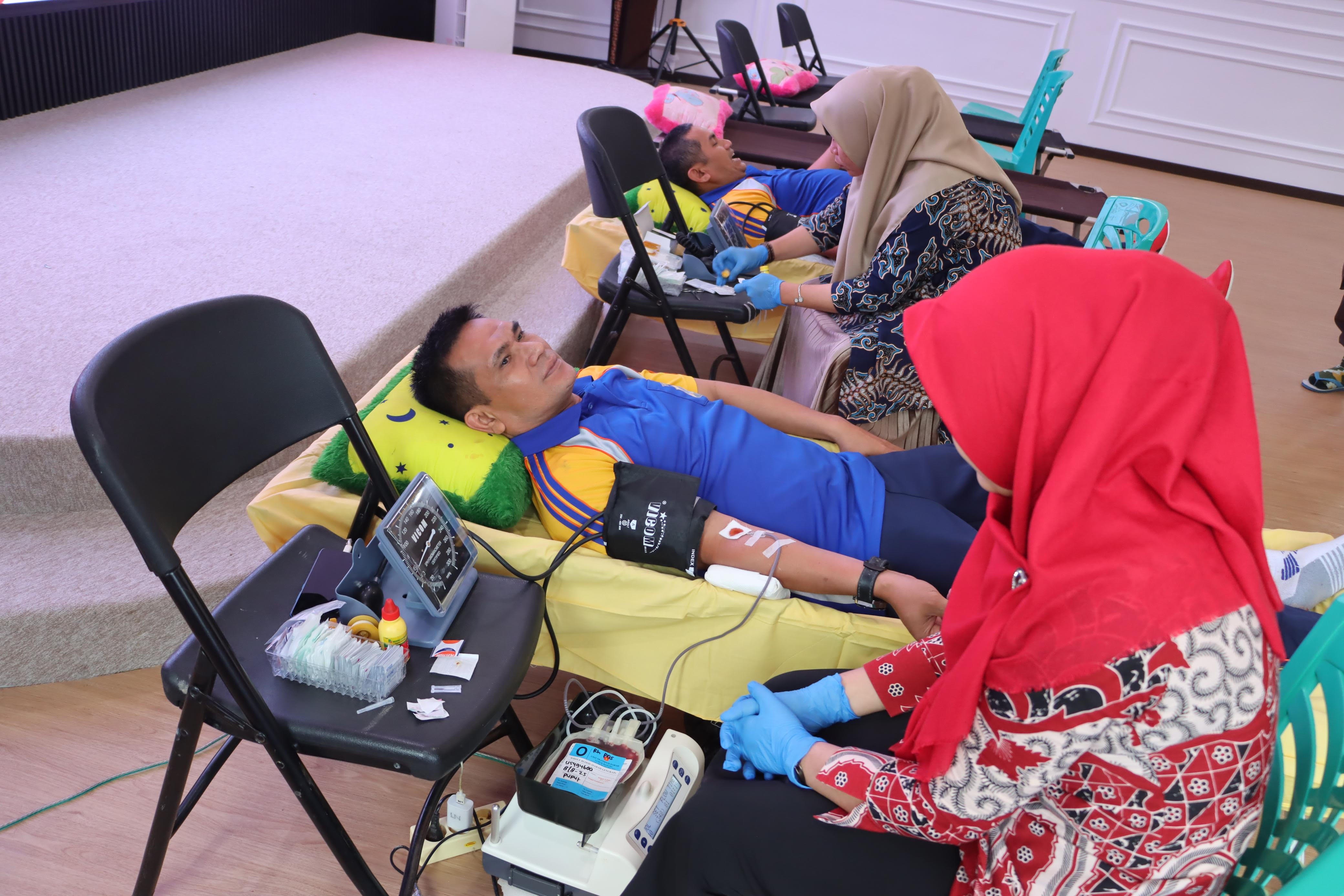 Para personel Polres Agam mengikuti bakti kesehatan donor darah dalam rangka menyambut HUT RI ke-80 di Aula Wibisono Polres Agam, kemarin.
