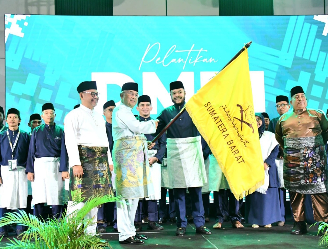 Pelantikan Wali Kota Padang, Fadly Amran, sebagai Ketua DMDI Sumbar oleh Presiden DMDI Tun Seri Setia Mohd Ali Rustam. (Foto: Prokopim)