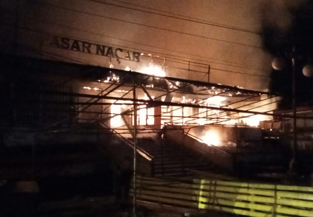 Api melahap bangunan di Pasar Silungkang, Kota Sawahlunto, menghanguskan 10 petak pada Sabtu (9/8/2025) dini hari. (Foto: Damkar Sawahlunto)