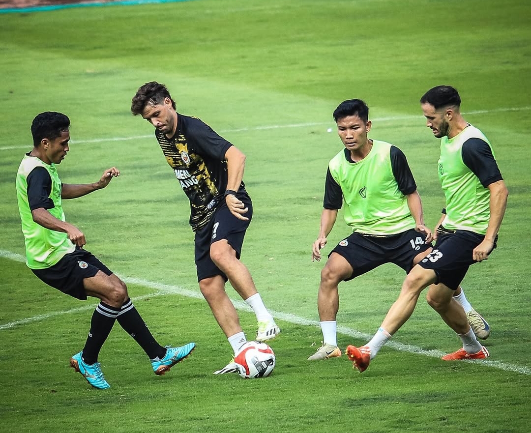 Para pemain Semen Padang FC latihan jelang laga pembuka BRI Super League 2025/2026 melawan juara bertahan Persib Bandung. (Foto: IG Semen Padang FC)