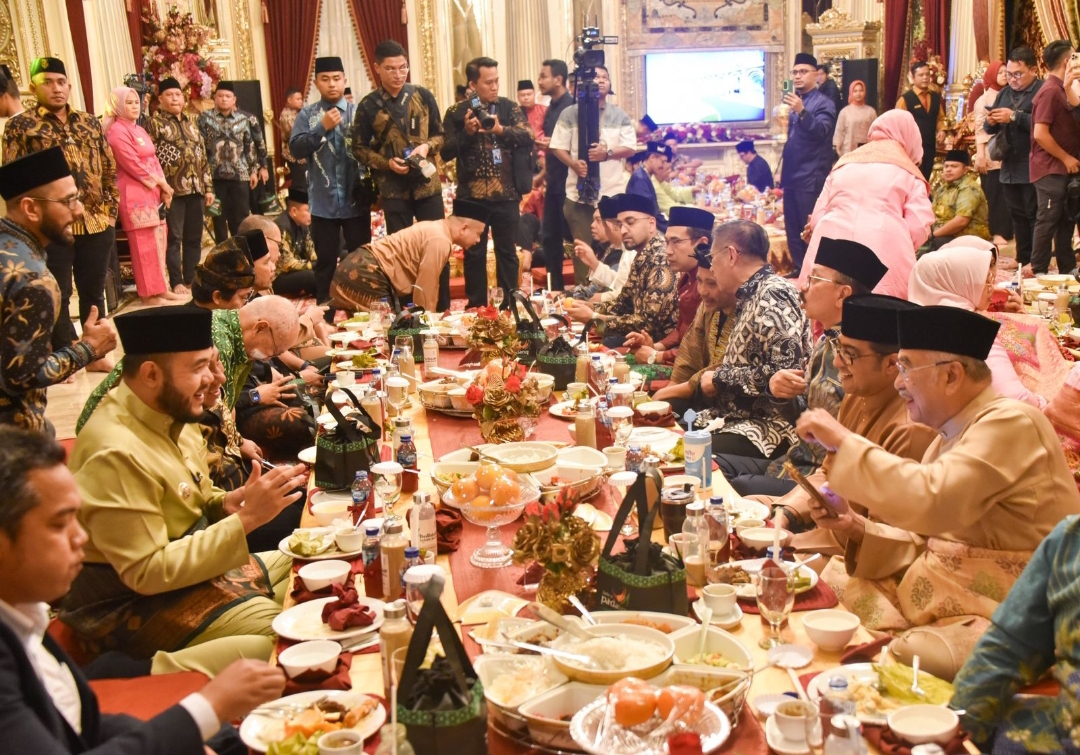 Wako Fadly Amran dan para tamu kehormatan saat mengikuti prosesi Makan Bajamba di Rumah Gadang Baiturrahmah, Padang, Jumat (8/8/2025). (Foto: Prokopim)