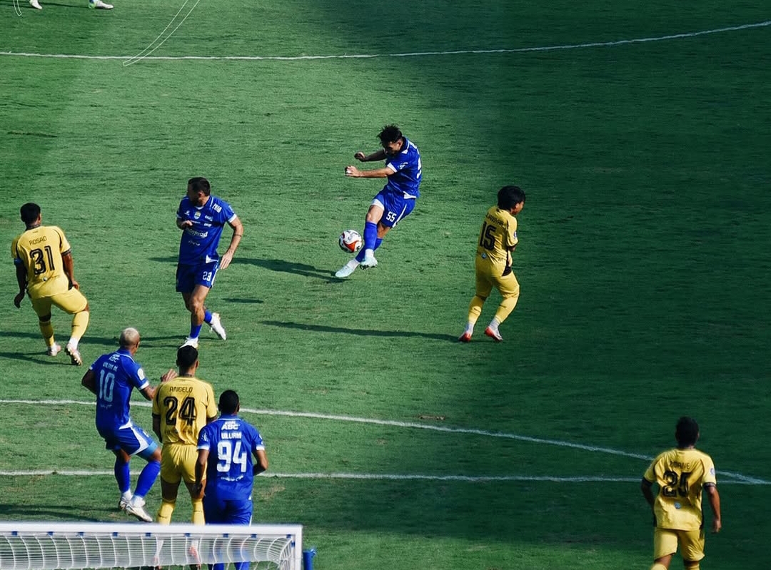 Pertarungan sengit pemain Persib dan Semen Padang pada laga pekan pertama Super League 2025/2026.(Foto: Instagram @persib)