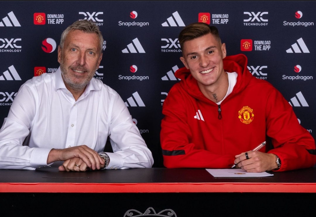 Benjamin Sesko bersama direktur sepak bola Manchester United, Jason Wilcox. (Foto: Man Utd)