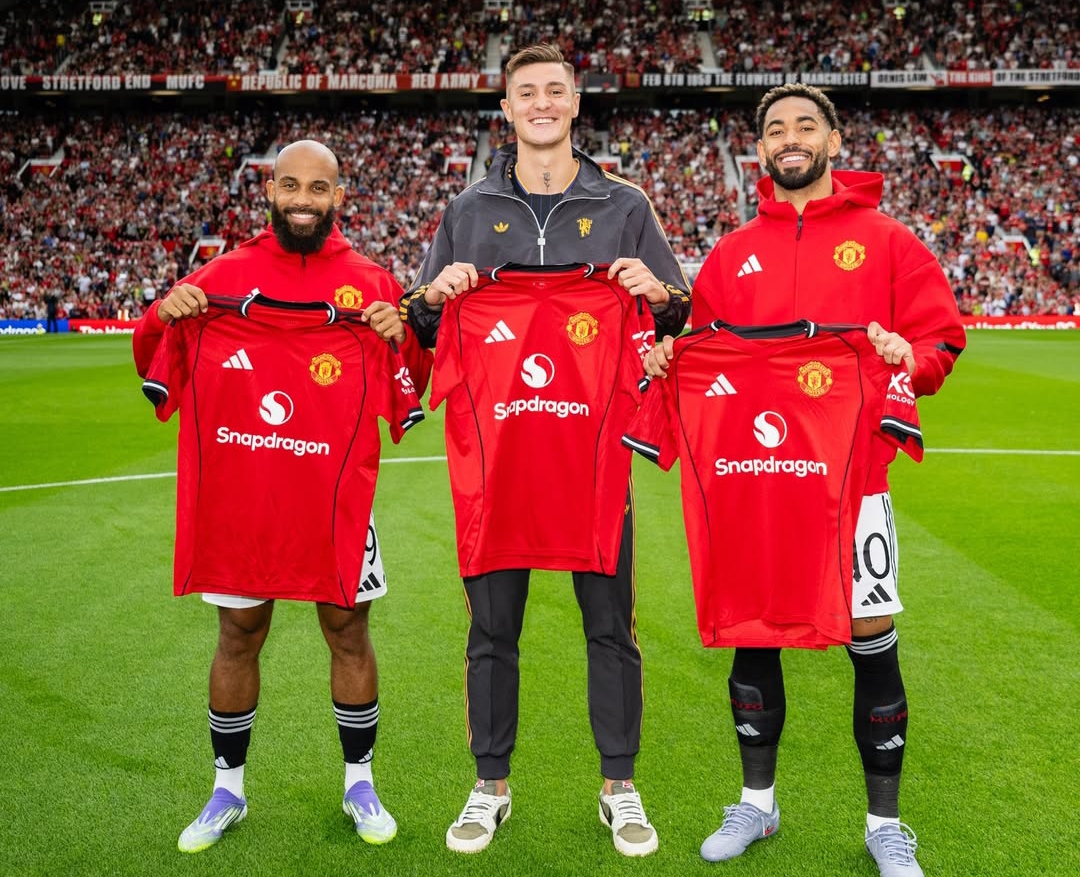 Rekrutan baru Manchester United: Bryan Mbeumo, Benjamin Sesko dan Matheus Cunha diperkenalkan ke suporter di Old Trafford. (Foto: IG Manchester United)