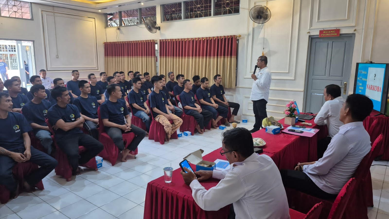 Para narapidana kasus narkoba mendengarkan paparan Kasat Resnarkoba Polres Pessel, AKP Hardi Yasmar, saat menjadi narasumber.