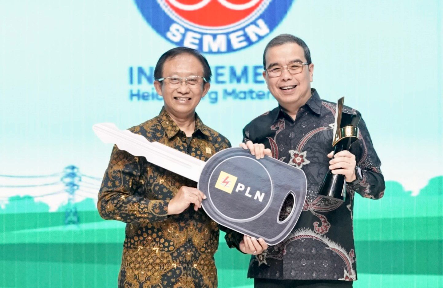Penyerahan penghargaan kategori Best Energy Consumption oleh Direktur Niaga PLN, Adi Priyanto (kiri) kepada Dirut PT Indocement Tunggal Prakarsa, Christian Kartawijaya.