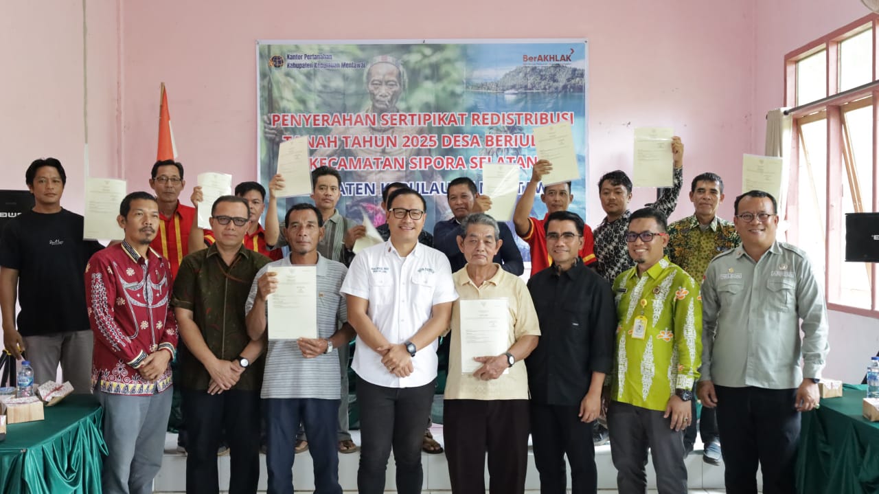 Kepala BPN Sumbar serahkan 300 sertifikat redistribusi tanah seluas 56,7 Ha di Mentawai untuk beri kepastian hukum.