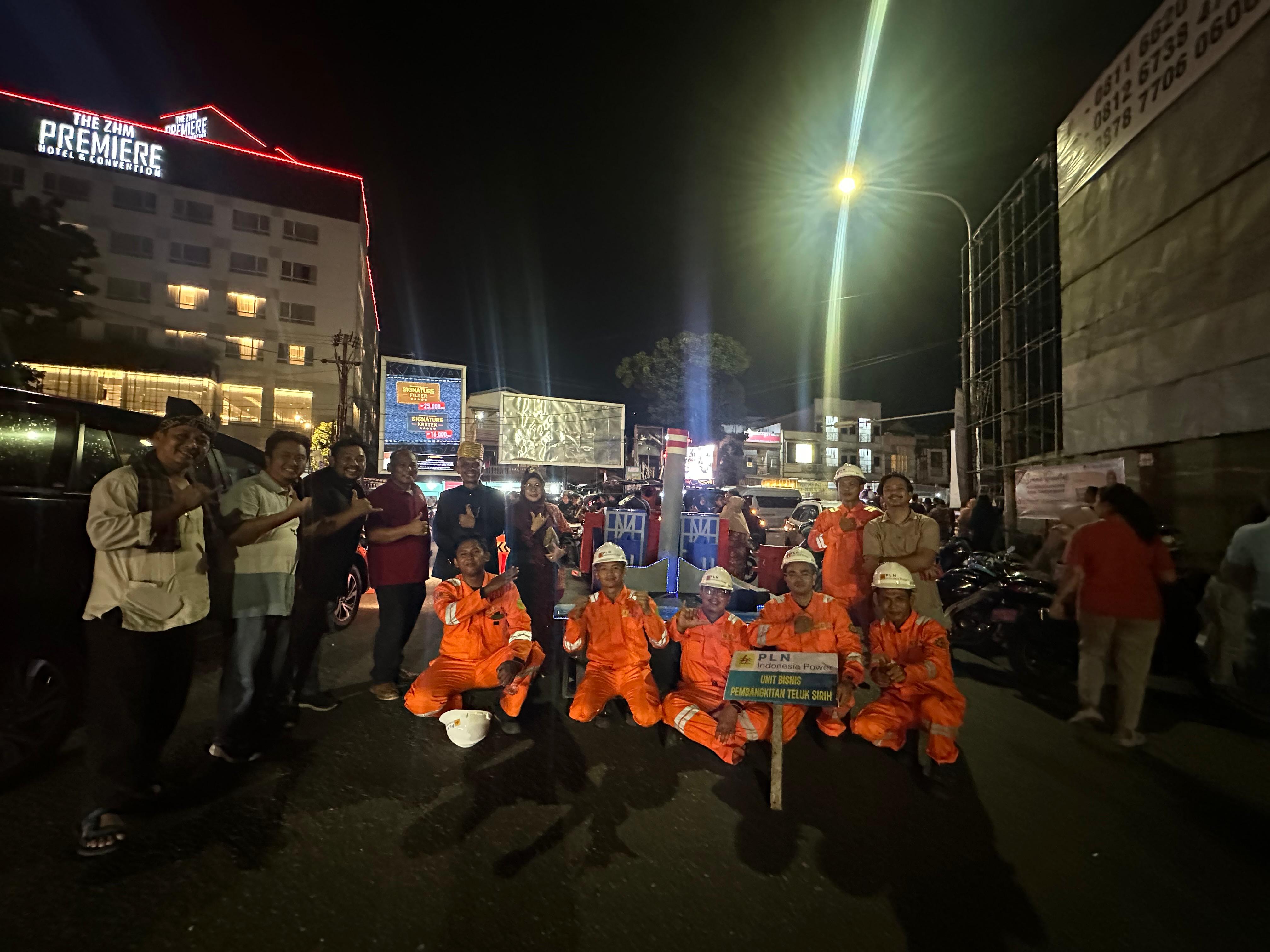 SEMANGAT: Terlihat karyawan PLN IP UBP Teluk Sirih kompak ikut memeriahkan HJK Kota Padang beberapa waktu lalu.(PLN FOR PADEK)