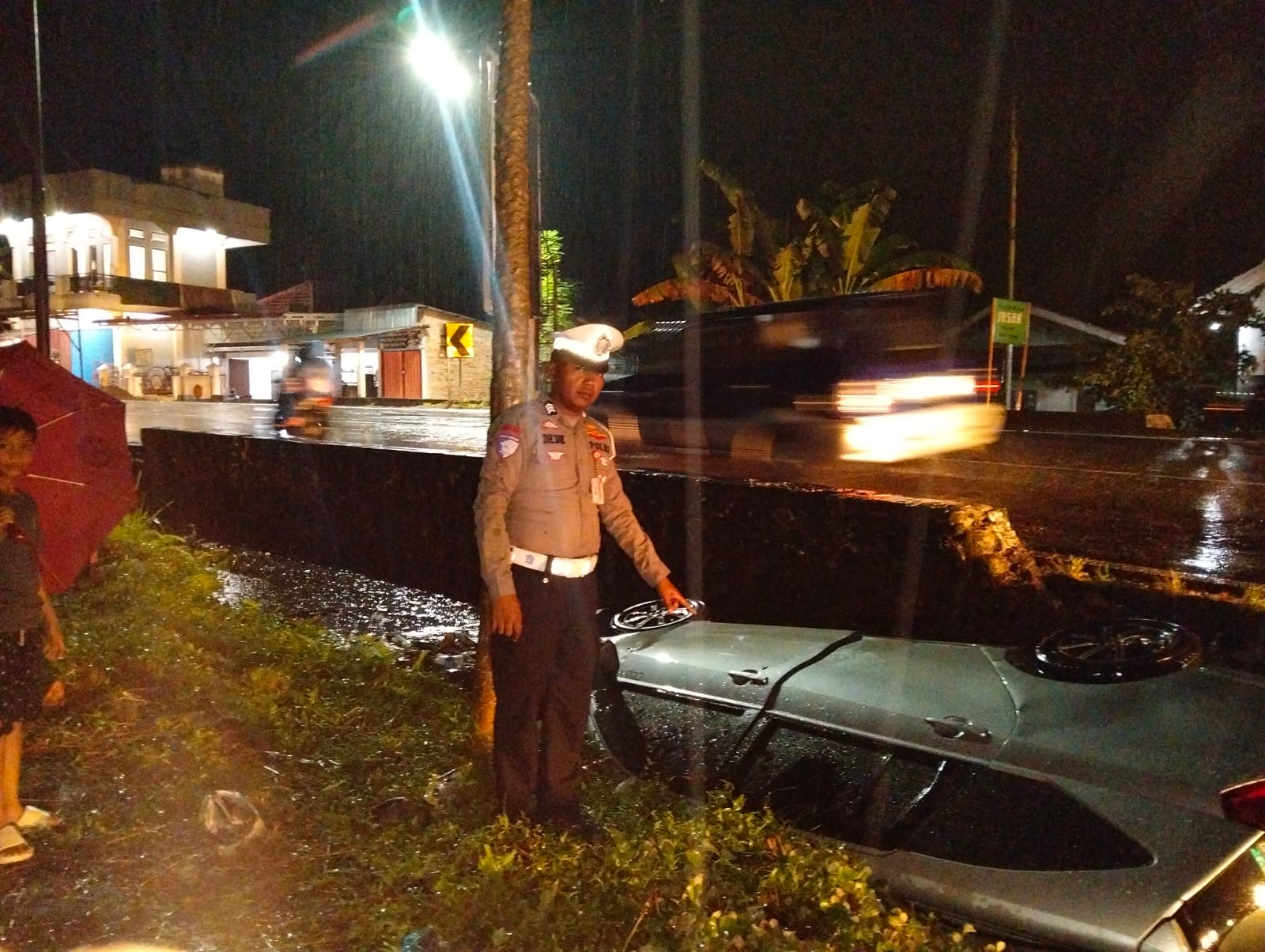Mobil Calya hilang kendali dan terbalik di parit Kayutanam, Padangpariaman, Minggu (10/8/2025). (Satlantas Polres Padangpariaman)