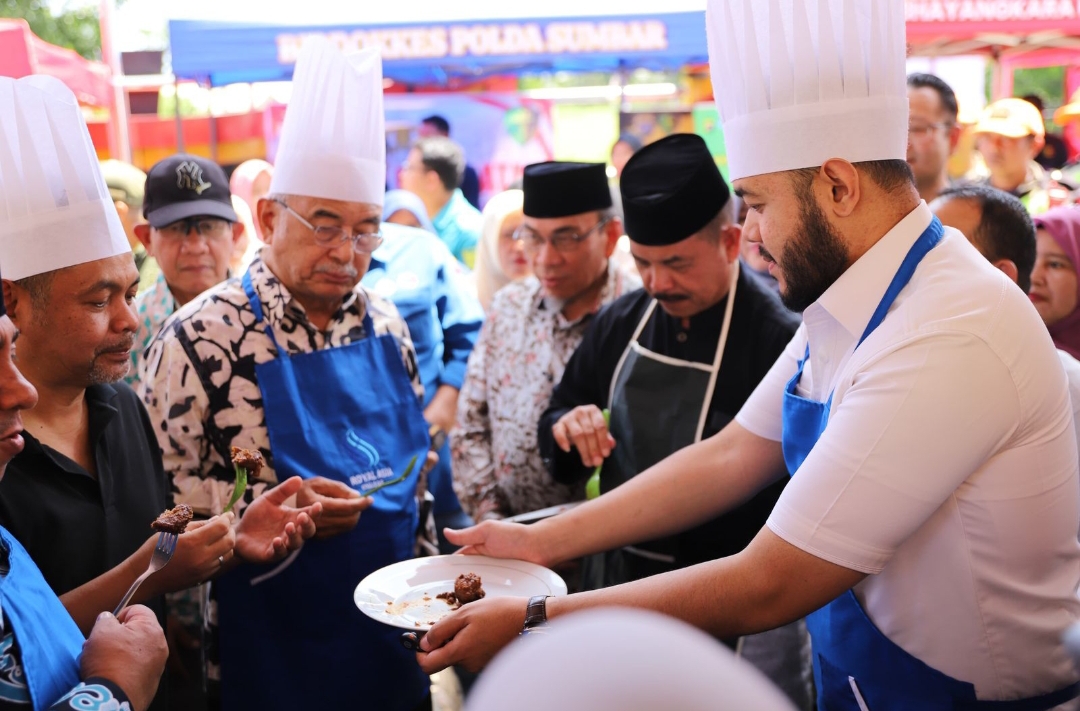 Wali Kota Padang Fadly Amran mengajak para tamu kehormatan menikmati rendang dan berbagai kuliner khas Minangkabau lainnya.(Foto: Prokopim)