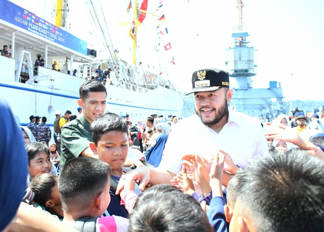 Wali Kota Padang, Fadly Amran bersama anak-anak yang antusias berkunjung ke KRI Bima Suci pada perayaan HJK Padang ke-356 di Pelabuhan Teluk Bayur.(Foto: Prokopim)