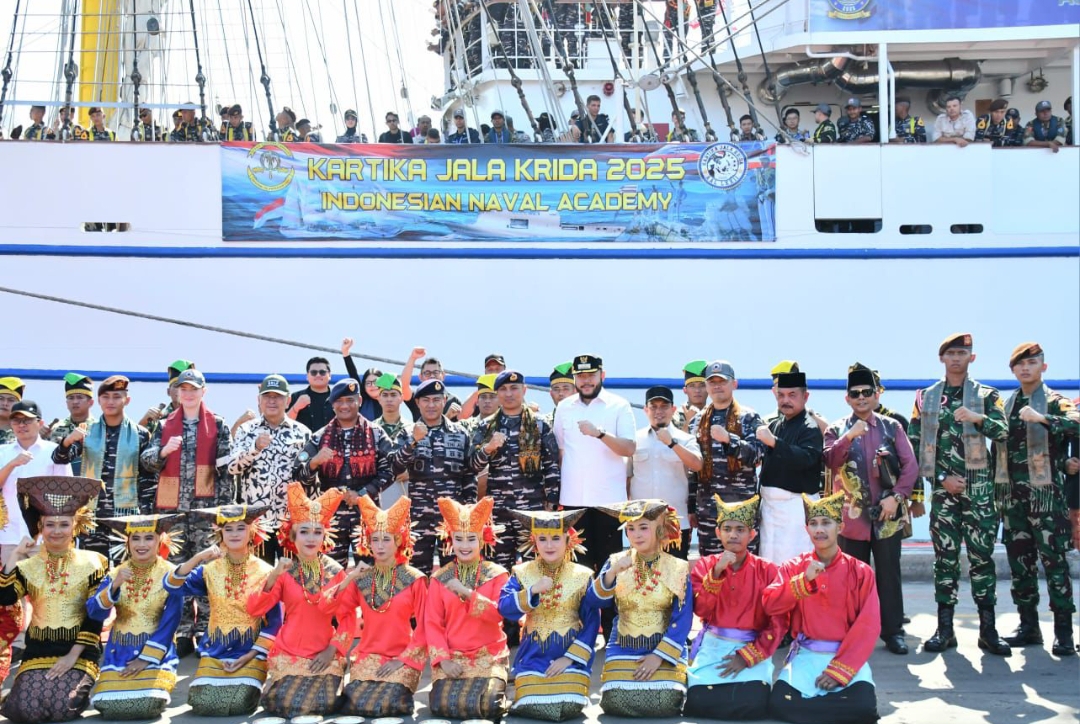 Wali Kota Padang Fadly Amran bersama Ketua DPRD Padang Muharlion dan Ketua LKAAM Sumbar Fauzi Bahar saat menyambut KRI Bima Suci.(Foto: Prokopim)