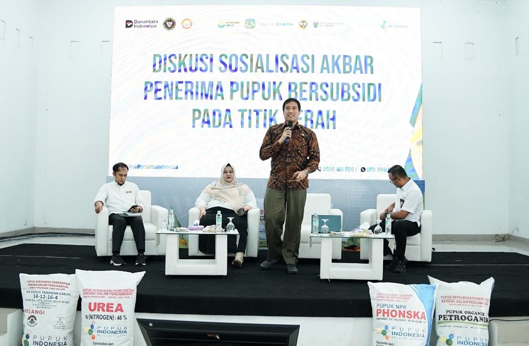 SVP Strategi Penjualan & Pelayanan Pelanggan PT Pupuk Indonesia (Persero), Deni Dwiguna Sulaeman, menjelaskan regulasi baru penyaluran pupuk bersubsidi. (Foto: Corcom)