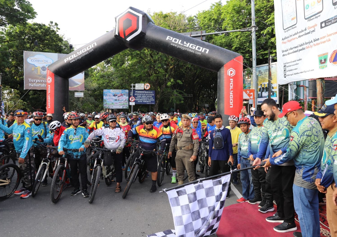 Wali Kota Padang Fadly Amran melepas sekitar 30 ribu peserta Gowes Siti Nurbaya Adventure IX di Simpang Telkom, Jalan Rasuna Said, Minggu (10/8/2025).(Foto: Prokopim)