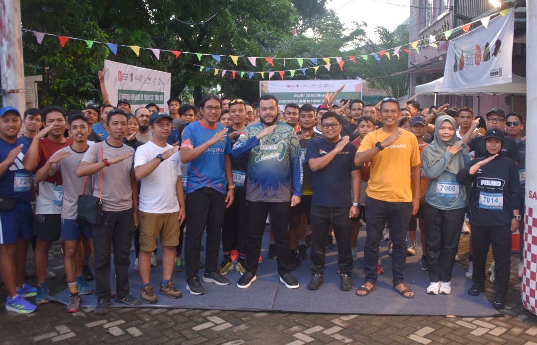Wali Kota Padang Fadly Amran melepas peserta Exhibition Run Road to Padang City Trail 2025 di Jalan Damar. (Foto: Prokopim)