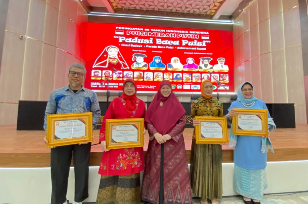 Empat tokoh perempuan Minang menerima penghargaan Limpapeh Achievement Award dalam acara "Puisi Merah Putih; Padusi Baca Puisi". (Foto: Panitia)