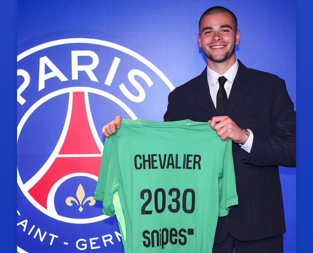 PSG secara resmi mengumumkan kedatangan kiper baru, Lucas Chevalier. (Foto: Instagram @_lc30_)