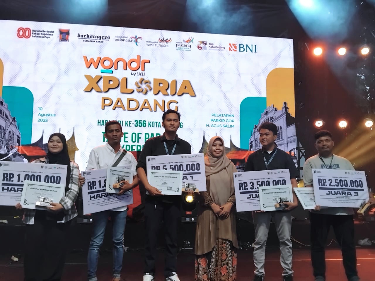 Kepala UPTD Museum Adityawarman, Tuti Alawiyah bersama para juara Padang Photo Festival.(Foto: Panitia)