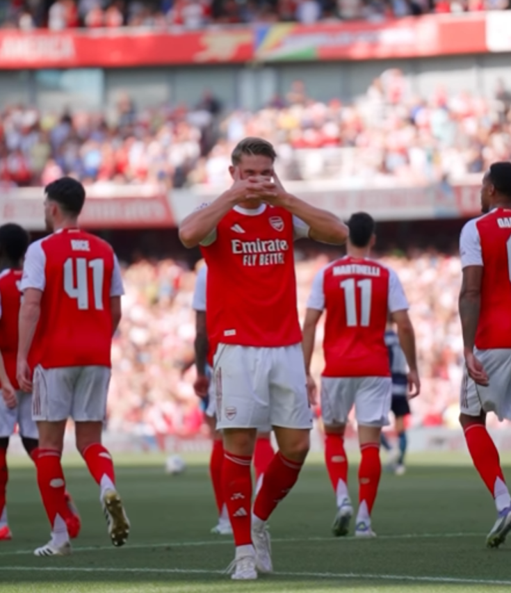 Striker Arsenal Viktor Gyokeres mencetak gol dan melakukan selebrasi khasnya dalam Piala Emirates kontra Athletic Bilbao di Stadion Emirates, London, kemarin (10/8).