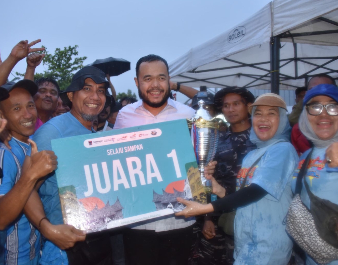 Wali Kota Padang Fadly Amran menyerahkan piala kepada tim Redist usai juara pada Final Selaju Sampan 2025 di Sungai Batang Arau, Minggu (10/8).(Foto: Prokopim)