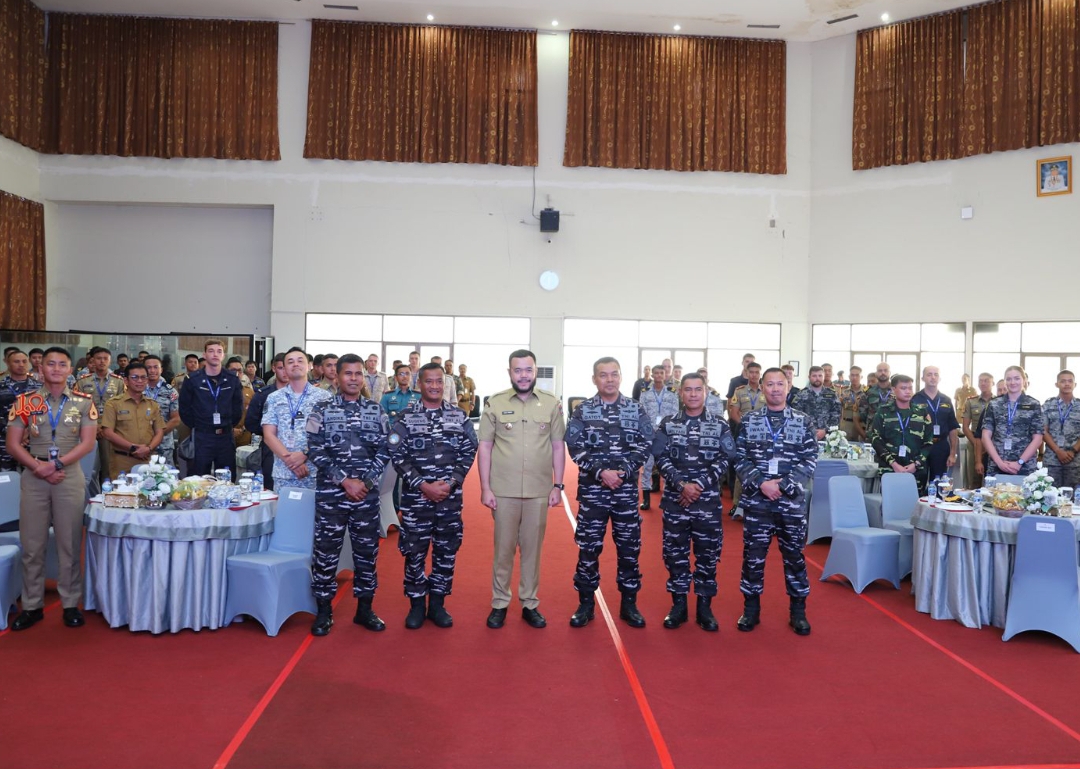 Wali Kota Padang Fadly Amran (tengah) bersama Wakil Gubernur AAL Brigjen TNI Marinir Gatot Mardiyono, Taruna AAL, dan delegasi APCS 2025 dari 22 negara.(Foto: Prokopim)
