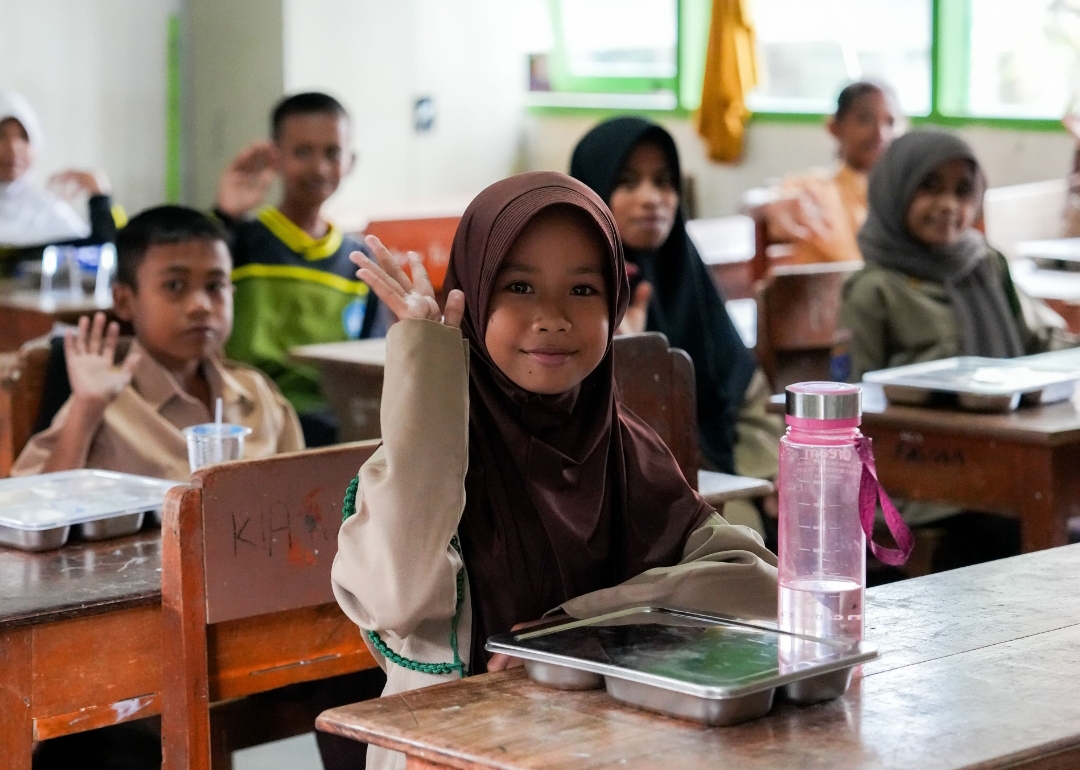 Siswa sekolah dasar bersiap menikmati makan bergizi dari Program MBG yang mendukung tumbuh kembang optimal.(Foto: PCO)