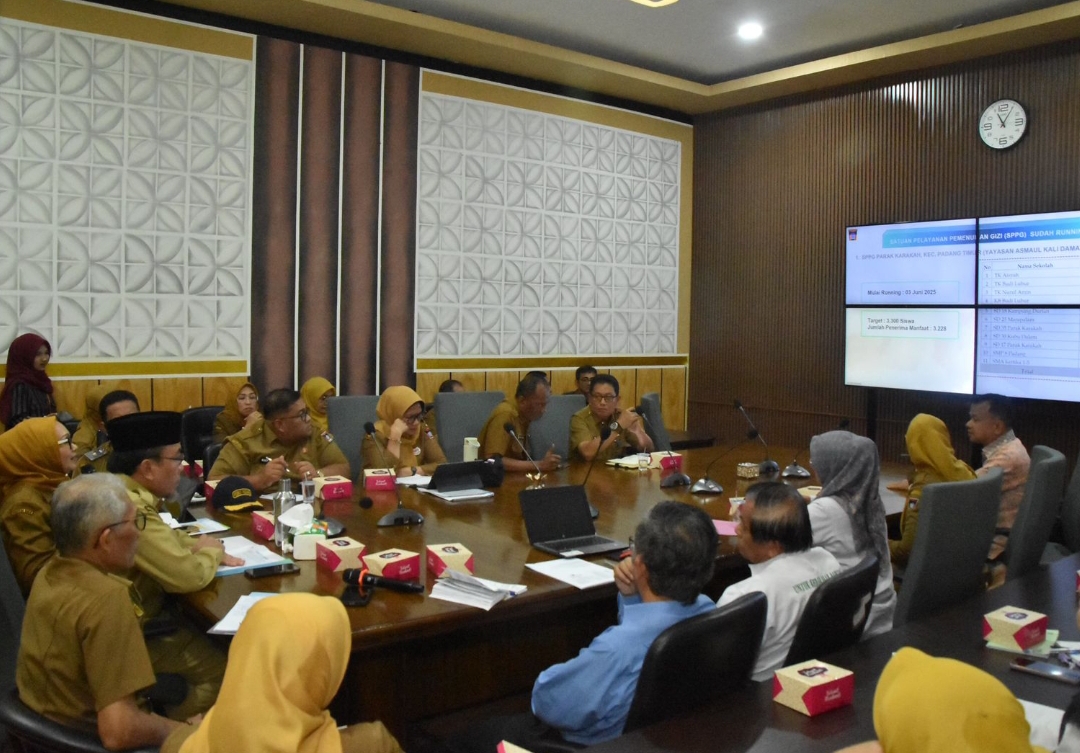Wakil Wali Kota Padang, Maigus Nasir memimpin Rapat Evaluasi Pelaksanaan Program MBG di Kantor Balai Kota Padang, Senin (11/8/2025). (Foto: Prokopim)
