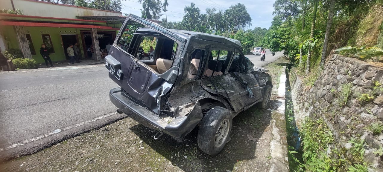 Kecelakaan tunggal di Malalak Agam melibatkan mobil Suzuki Escudo yang lepas kendali menabrak 2 rumah warga, Senin (11/8/2025).