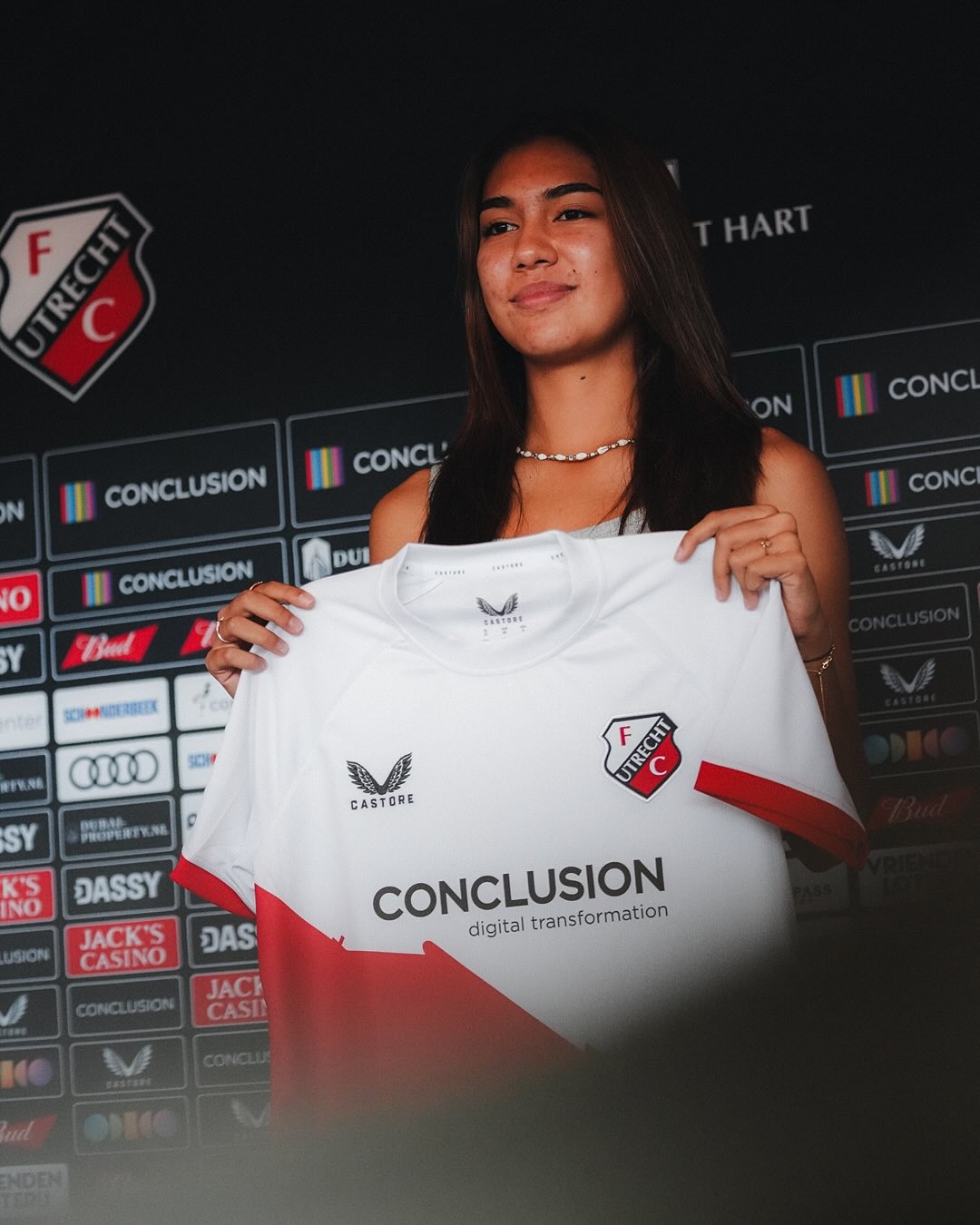 Penyerang Timnas Putri Indonesia, Claudia Scheunemann resmi bergabung dengan klub Belanda FC Utrecht.