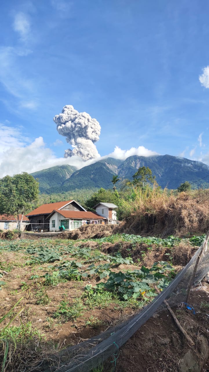 Gunung Marapi kembali erupsi pada Selasa pagi (12/8/2025) pukul 08.39 WIB. (WAG Marapi Information)