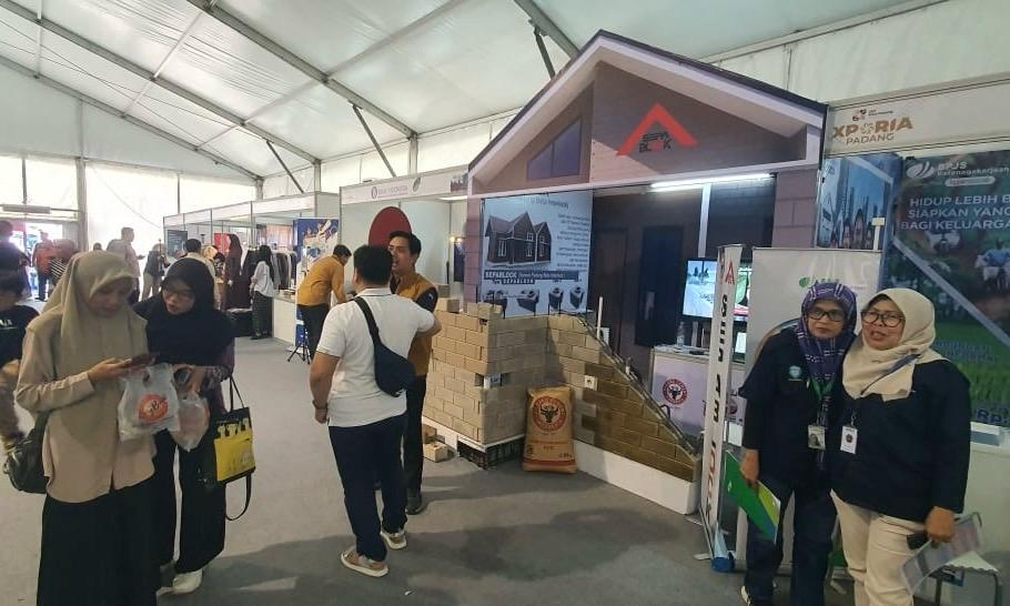 SEPABLOCK PT Semen Padang mencuri perhatian di Xporia 2025 Padang, pamerkan keunggulan bata interlock inovatif yang efisien, estetis, dan tahan gempa.