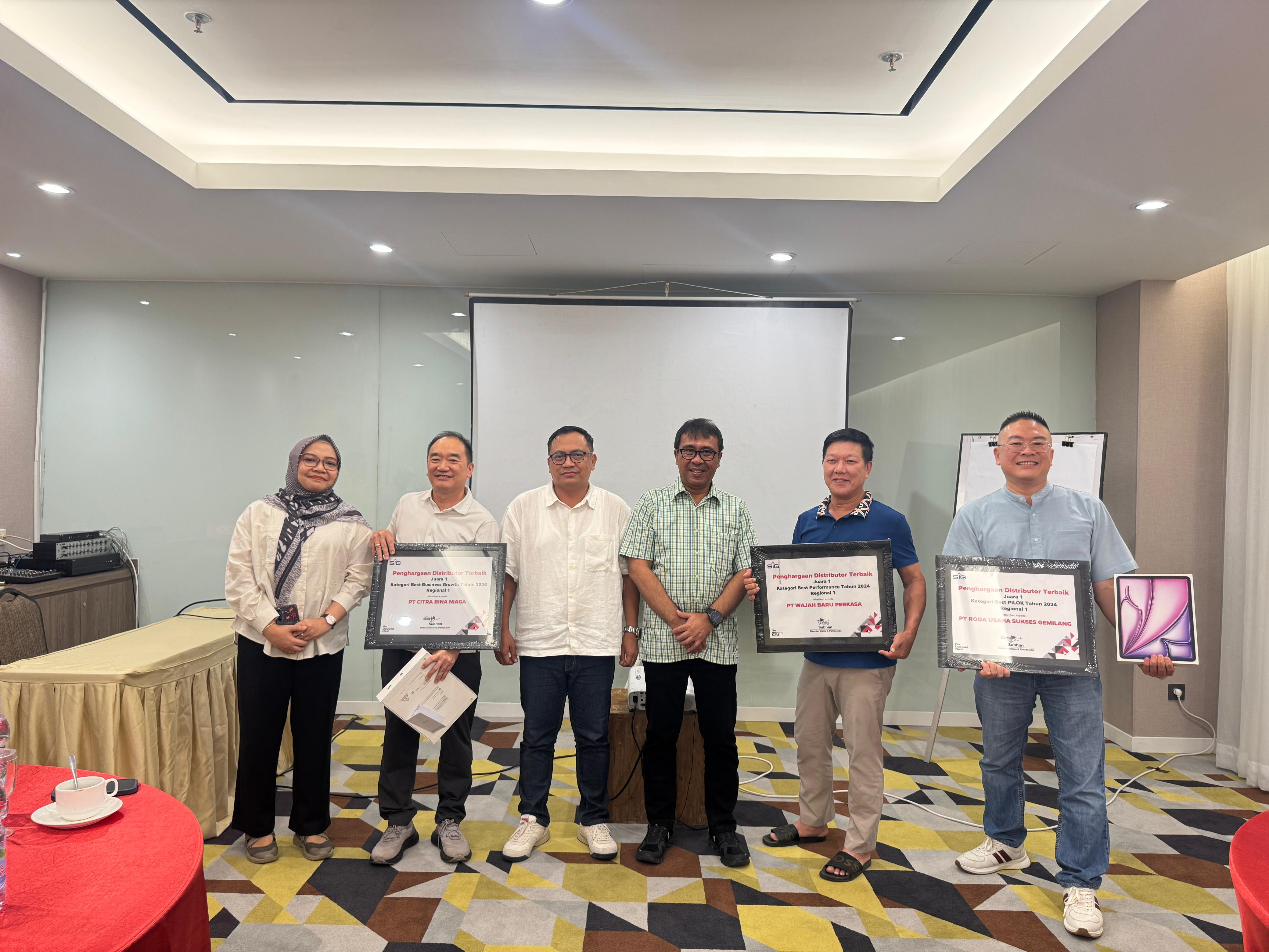 PT Semen Padang beri penghargaan distributor terbaik Regional I 2024 untuk kategori Volume, Performance, Business Growth, dan PILOK pada acara silaturahmi di Pekanbaru.