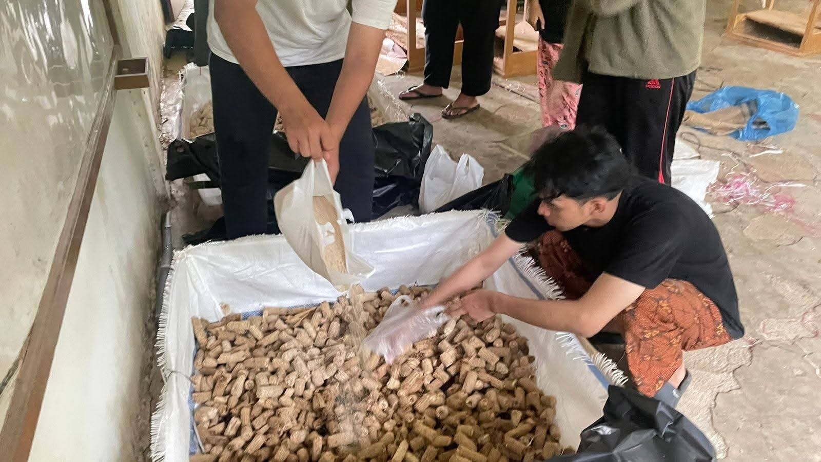 Mahasiswa Unand menciptakan inovasi Jamur Janggel dari limbah tongkol jagung di Solok Selatan.