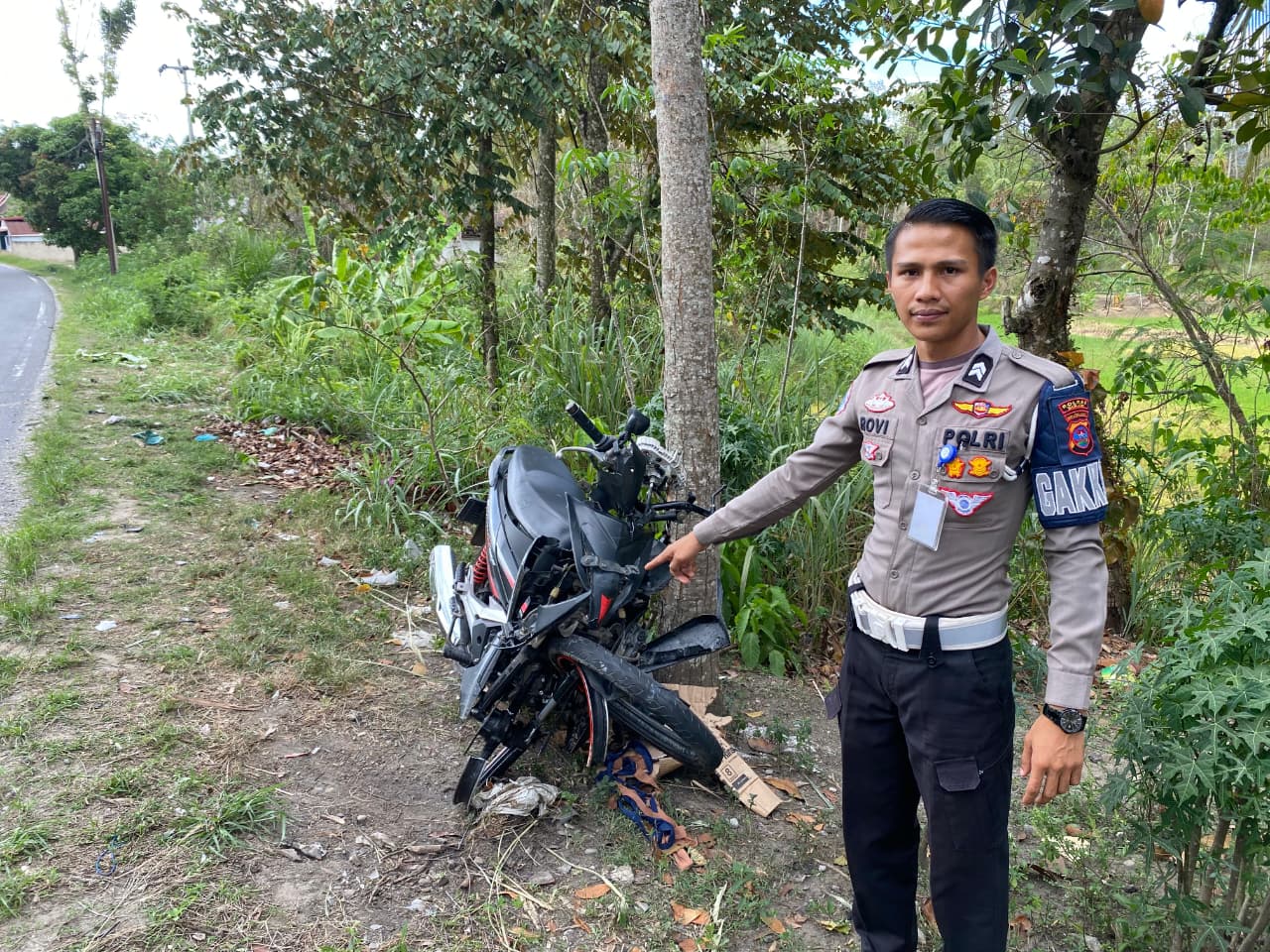 Kecelakaan maut di Jalan Kota Solok-Singkarak, Kubung, tewaskan pengendara motor. Insiden melibatkan Honda Supra X dan pikap Mitsubishi L300.
