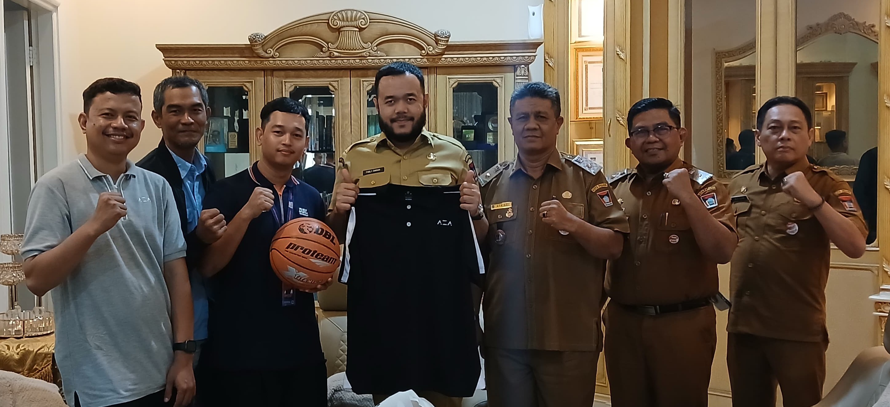 DUKUNG PENUH: Wali Kota Padang menyambut antusias pelaksanaan Honda DBL with Kopi Good Day 2025 West Sumatera, tim-tim terbaik sumbar akan merebutkan gelar juara di ajang tahun ini.(SUYUDI/PADEK)