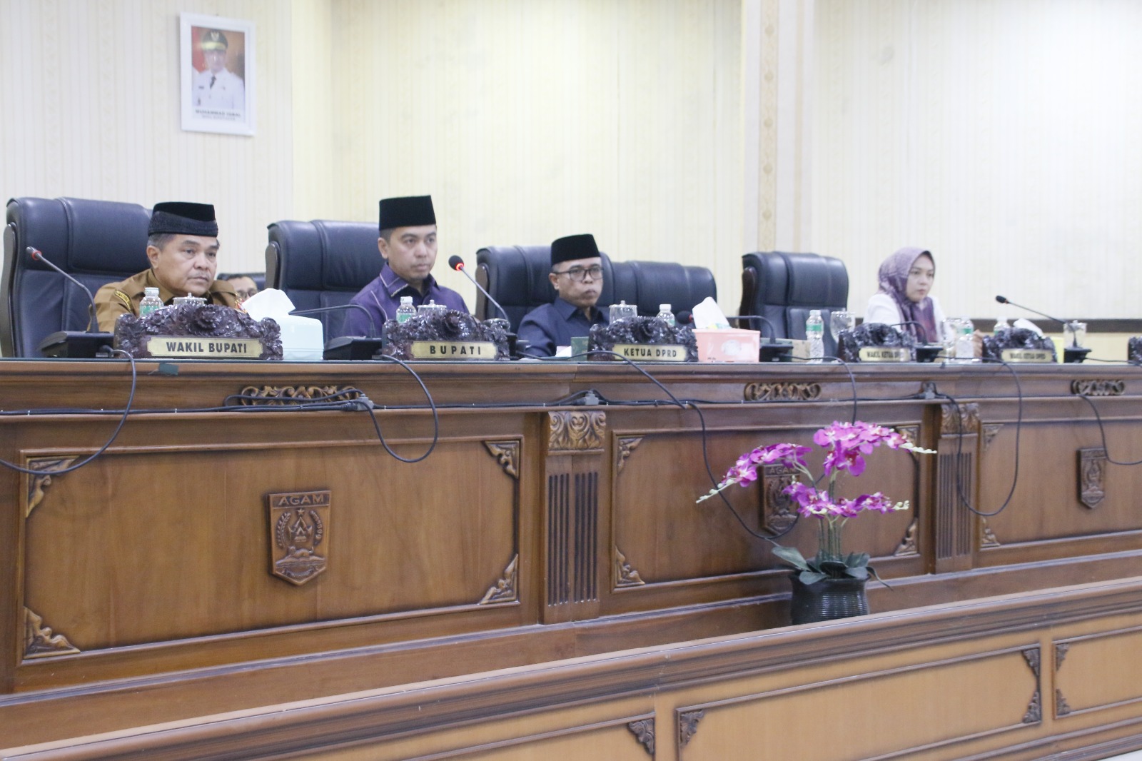 BAHAS ANGGARAN: Ketua DPRD Agam Ilham didampingi pimpinan dewan lainnya dan Bupati Agam Benni Warlis saat rapat paripurna di aula utama DPRD Agam, Senin (11/8).(HASNERIL UNTUK PADEK)