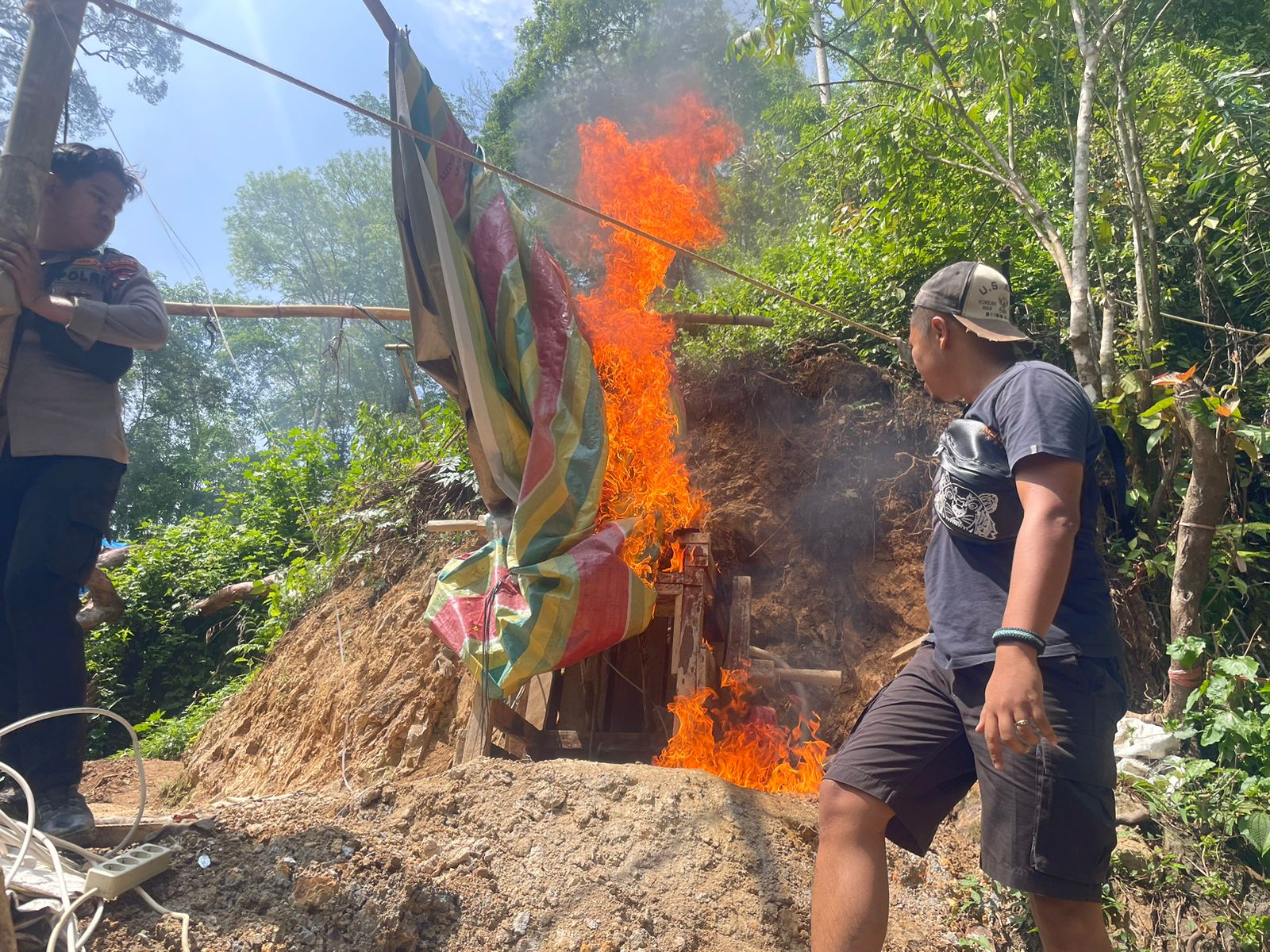 DITINDAK TEGAS: Kamp tempat menginap oknum pelaku tambang emas ilegal dimusnahkan dengan cara dibakar oleh petugas.(HUMAS POLRES SOLOK SELATAN UNTUK PADEK)
