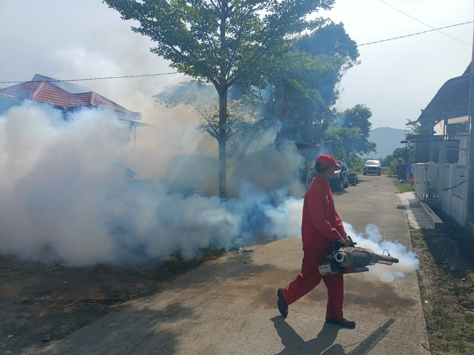 Dinkes Padang dan Puskesmas Nanggalo lakukan fogging darurat di Komplek Permata Surga usai kasus DBD, temukan sarang nyamuk, imbau warga jalankan 3M Plus.