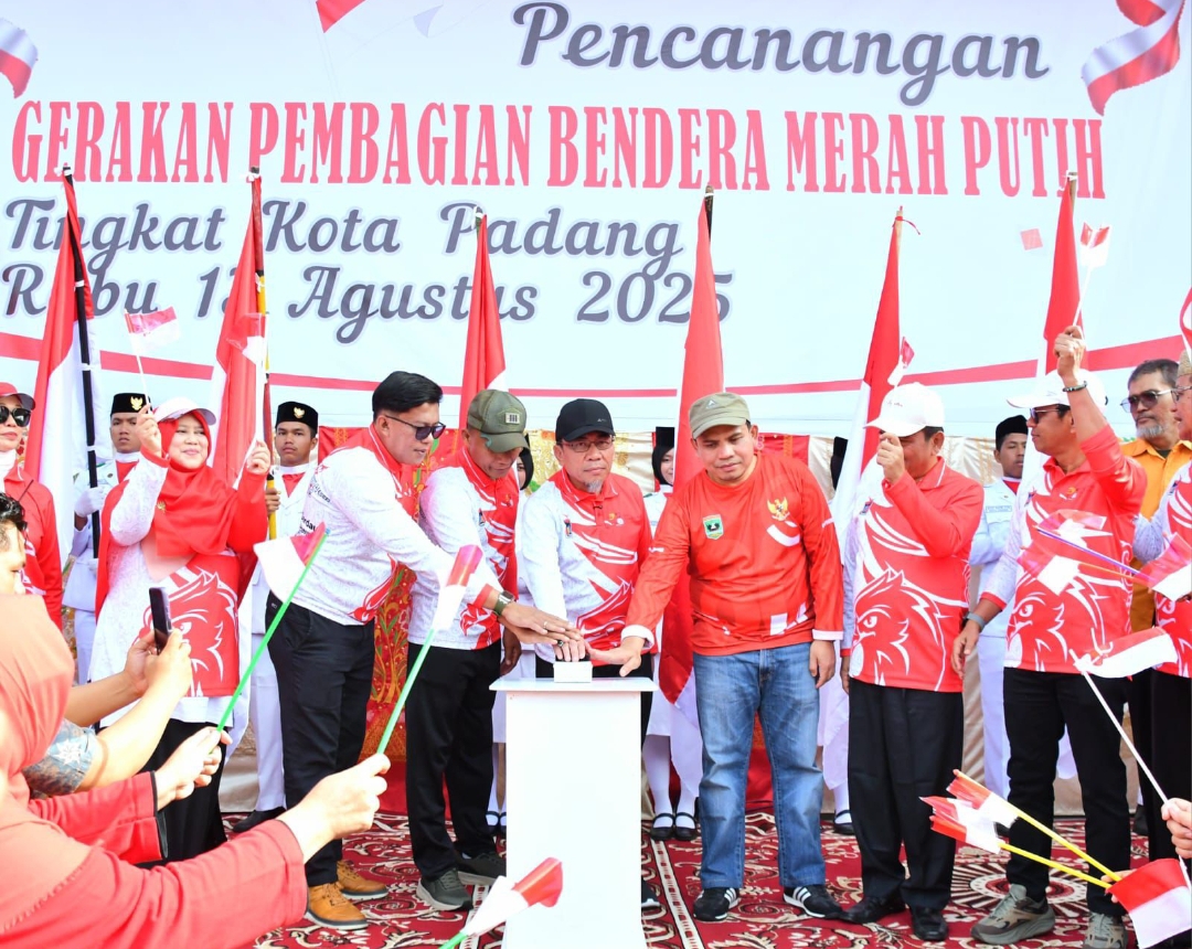 Pencanangan Gerakan Nasional Pembagian 10 Juta Bendera Merah Putih tingkat Kota Padang di Pasar Raya Fase VII, Rabu (13/8/2025) pagi.(Foto: Prokopim)