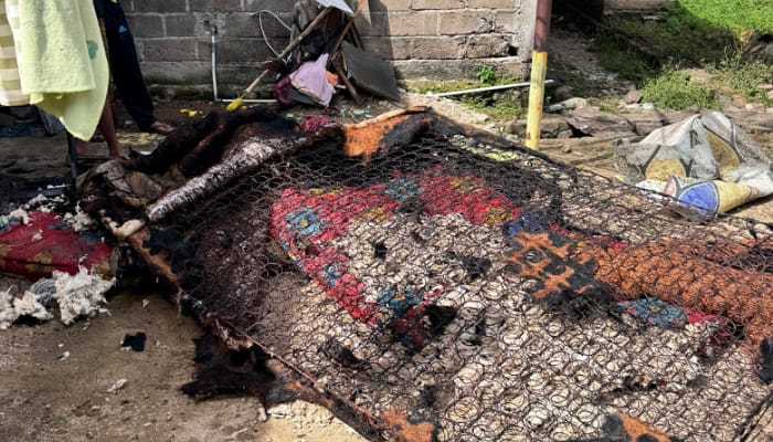 Kebakaran sebuah rumah di Bungus Teluk Kabung, Kota Padang, menghanguskan kasur. Diduga akibat korsleting listrik, Rabu (13/8/2025). (Dinas Damkar&nbsp;Kota&nbsp;Padang)